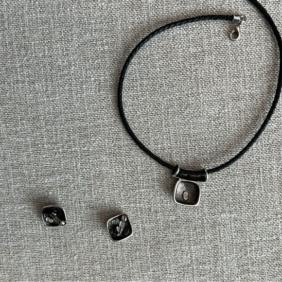 Premier jewelry, black leather necklace with matching pierced earrings - Picture 2 of 4